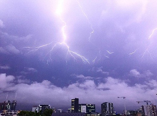  狂风暴雨突袭昆州!布里斯本骤降14℃ 9000户民居大停电! - 6