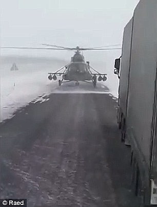 军用直升机空中迷路 停高速路路中央问路 - 1
