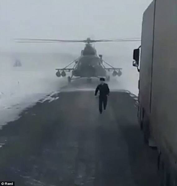 军用直升机空中迷路 停高速路路中央问路 - 2