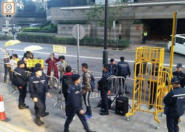 香港7警察殴打“占中者”全部判2年现场有群众落泪 警务处长发表声明：“非常难过”（多图） - 9