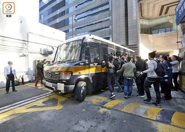 香港7警察殴打“占中者”全部判2年现场有群众落泪 警务处长发表声明：“非常难过”（多图） - 2