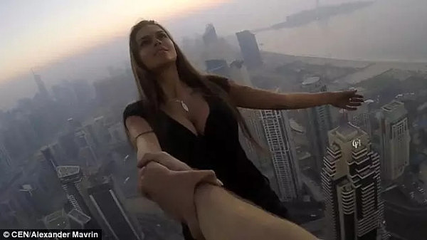 慎人! 为了拍照, 她没有任何保护悬挂在1000英尺迪拜高塔上...然后... - 5