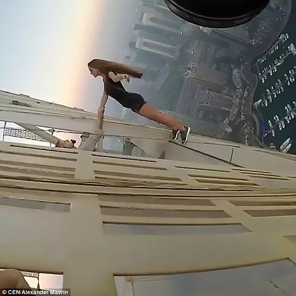 慎人! 为了拍照, 她没有任何保护悬挂在1000英尺迪拜高塔上...然后... - 4