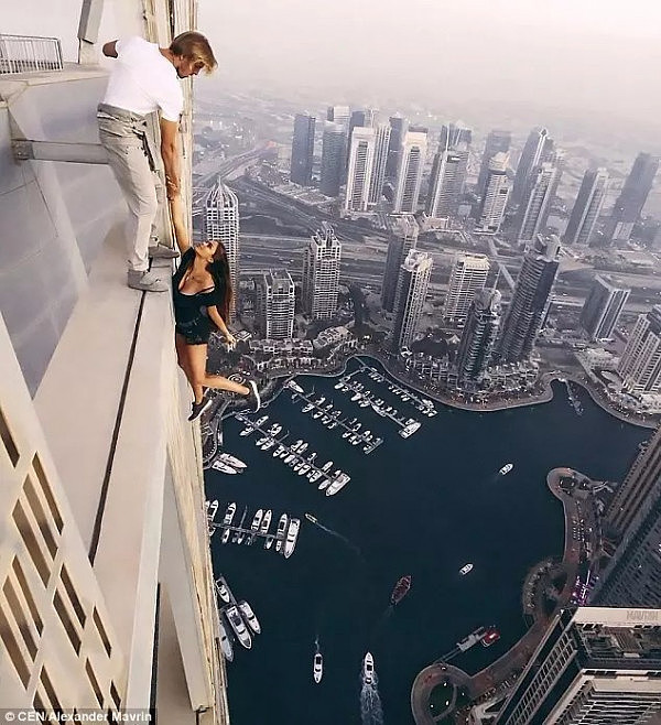 慎人! 为了拍照, 她没有任何保护悬挂在1000英尺迪拜高塔上...然后... - 6
