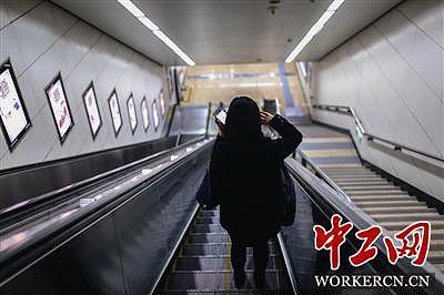 女子每天花225元跨省进京上班 车票攒了几大本 - 2