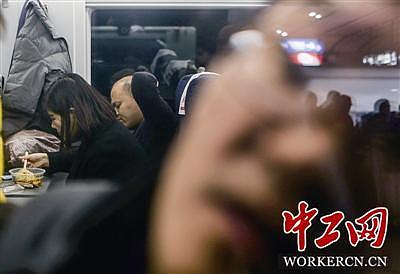 女子每天花225元跨省进京上班 车票攒了几大本 - 5