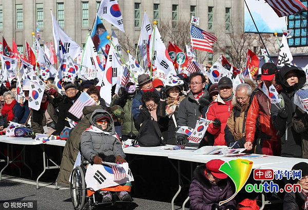 朴槿惠支持者举美国国旗示威:撤销总统弹劾 - 2