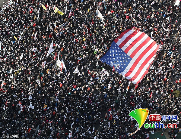 朴槿惠支持者举美国国旗示威:撤销总统弹劾 - 1