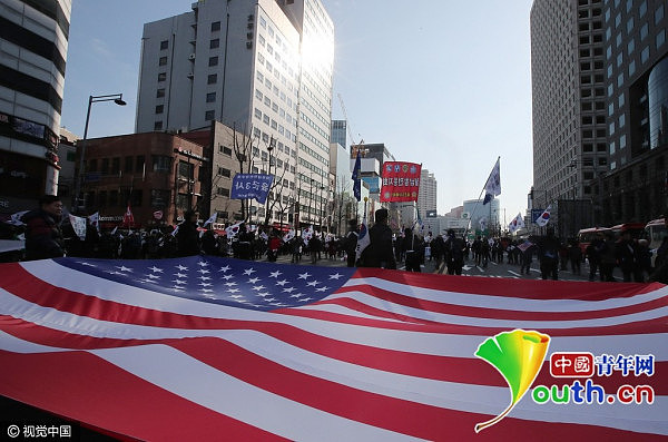 朴槿惠支持者举美国国旗示威:撤销总统弹劾 - 4
