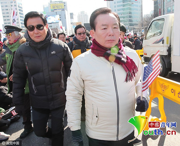 朴槿惠支持者举美国国旗示威:撤销总统弹劾 - 6