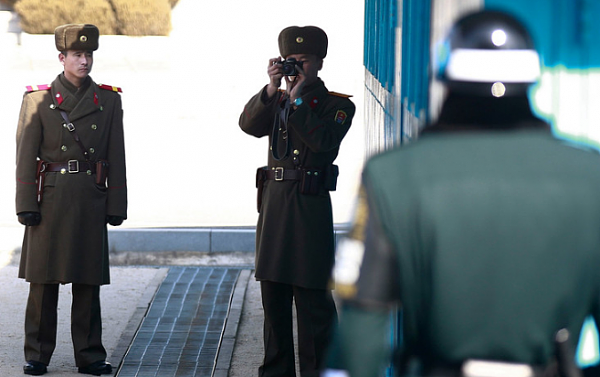 澳大利亚外长访问朝韩边境 朝鲜士兵慌忙拍照(图) - 3
