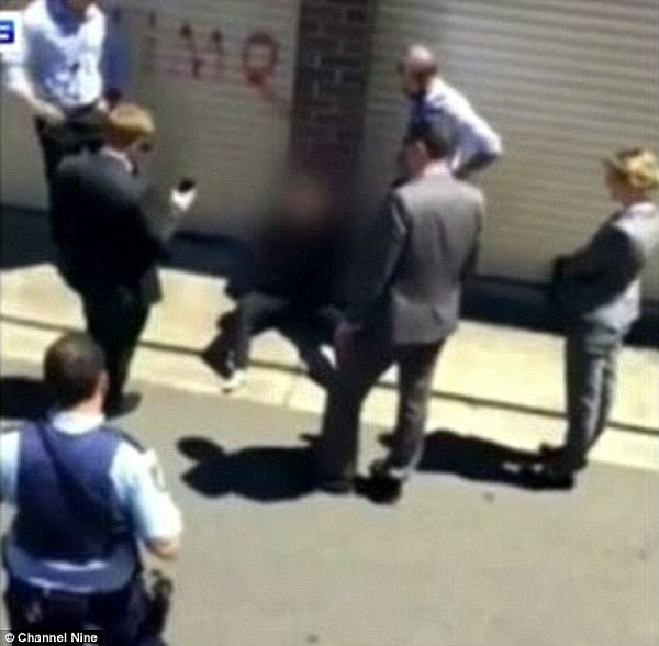 无法无天！悉尼teenager被捕后殴打狱卒 还威胁要将警员斩首 - 3