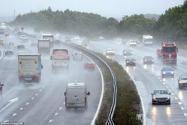 2BAC799300000578-3211240-Bleak_Cars_faced_large_amounts_of_surface_water_on_the_M25_at_Sw-a-78_1440600134786.jpg,0