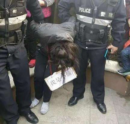 女子偷东西被逮 胸前挂＂我是小偷＂示众 - 1