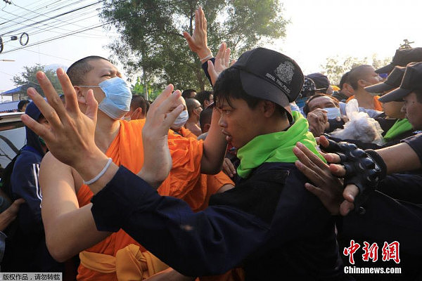 泰国警察管控法身寺逮捕主持 与僧侣发生冲突 - 1