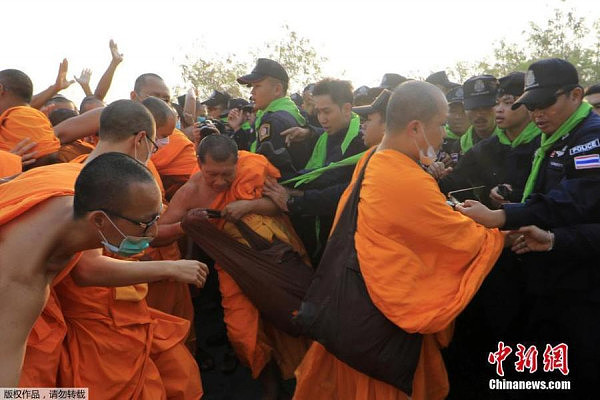 泰国警察管控法身寺逮捕主持 与僧侣发生冲突 - 3