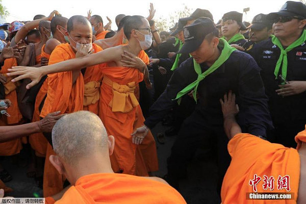 泰国警察管控法身寺逮捕主持 与僧侣发生冲突 - 2