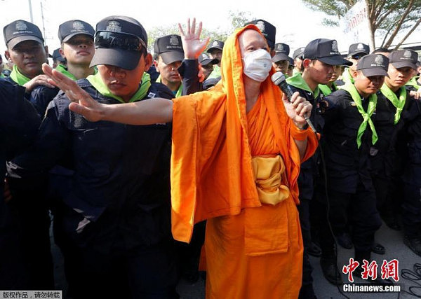 泰国警察管控法身寺逮捕主持 与僧侣发生冲突 - 4