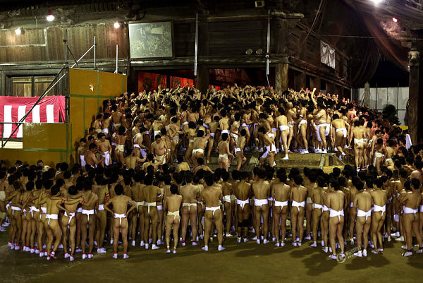 实拍日本奇特裸祭节 数千裸男肉搏抢夺幸运棒 - 2