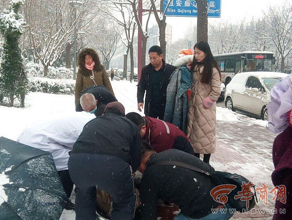 西安70岁老太雪天滑倒 路人脱衣为其取暖 - 4