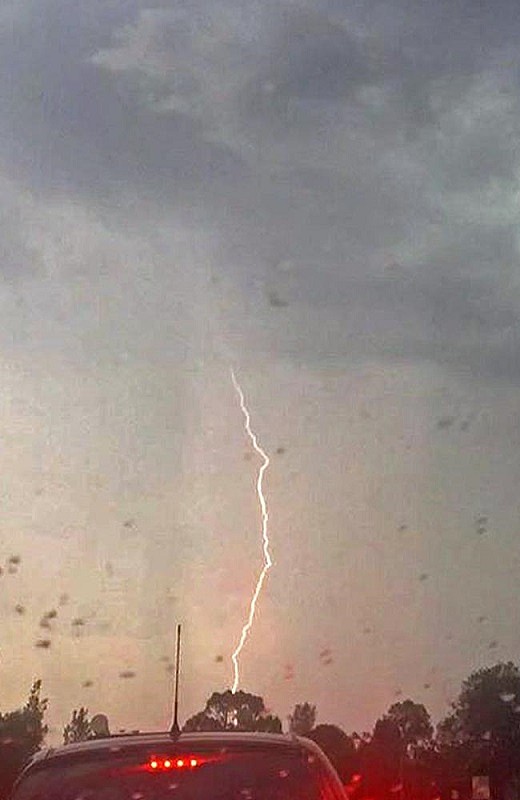 太悲剧了!新州3姐妹树下躲雨遭闪电劈中 1老妇惨死2人受伤 - 1