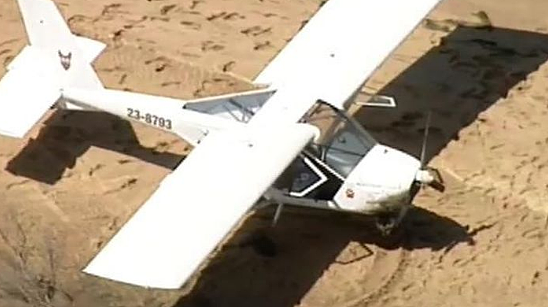 尴尬! 澳洲一轻型飞机降落失败 竟然陷在了海滩的沙子里! - 2