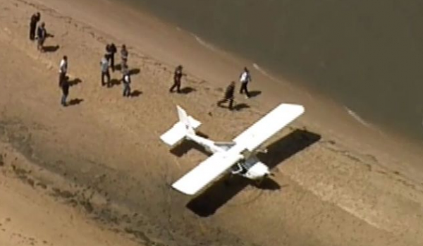 尴尬! 澳洲一轻型飞机降落失败 竟然陷在了海滩的沙子里! - 1