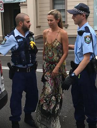 啥也不偷专偷衣服! 悉尼一女贼装成安保人员在商场盗走数千澳元的衣服! - 2