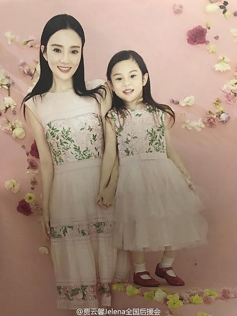 李小璐与女儿拍写真 甜馨长得越来越像妈妈 - 6
