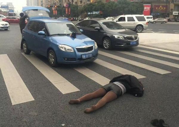 女子骑车被撞昏 未婚交警抱娃指挥交通 - 3