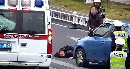 女子骑车被撞昏 未婚交警抱娃指挥交通 - 4