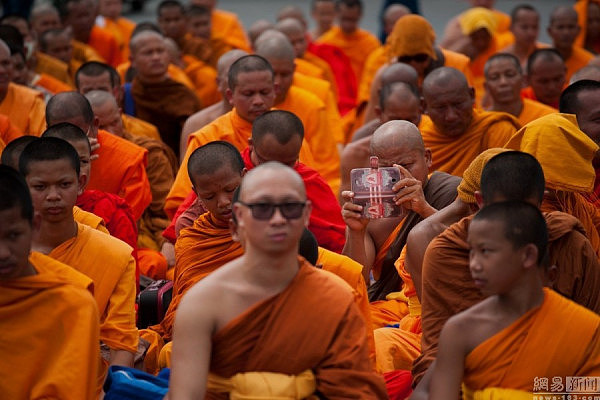 泰国警方再次搜查法身寺 僧人举标牌抗议 - 2