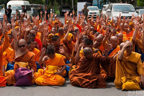 泰国警方再次搜查法身寺 僧人举标牌抗议 - 3