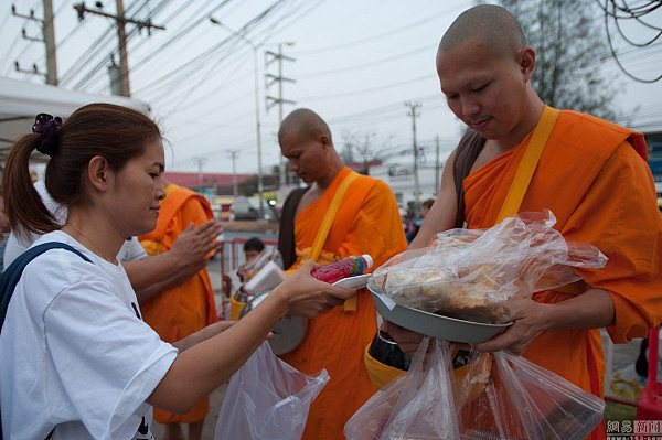 泰国警方再次搜查法身寺 僧人举标牌抗议 - 1