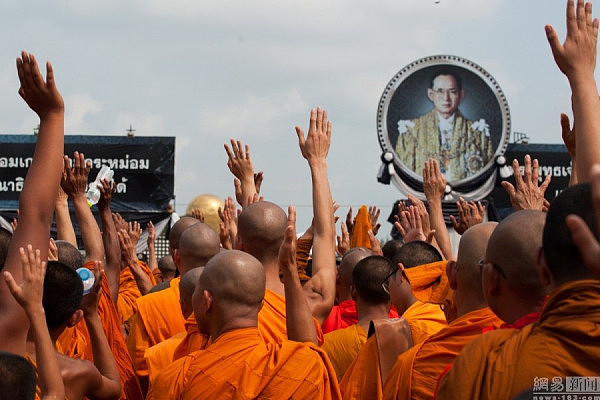 泰国警方再次搜查法身寺 僧人举标牌抗议 - 4