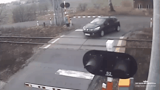 澳媒都惊呆了！波兰司机驾车穿越铁轨被高速行驶的火车撞飞 司机竟然奇迹生还（动图） - 2