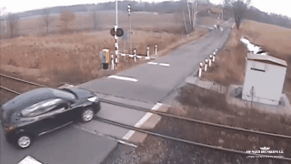 澳媒都惊呆了！波兰司机驾车穿越铁轨被高速行驶的火车撞飞 司机竟然奇迹生还（动图） - 1