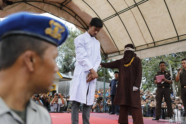 印尼男女婚外情违反伊斯兰教法 当众受鞭刑(组图) - 2