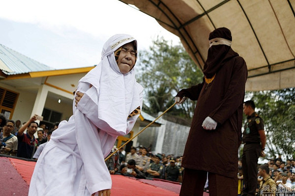 印尼男女婚外情违反伊斯兰教法 当众受鞭刑(组图) - 3