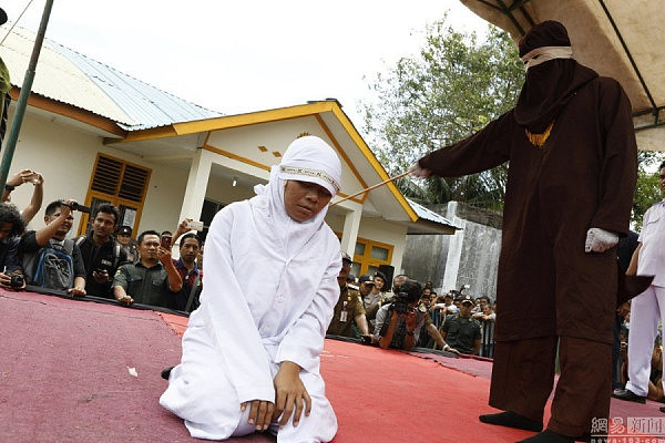 印尼男女婚外情违反伊斯兰教法 当众受鞭刑(组图) - 4
