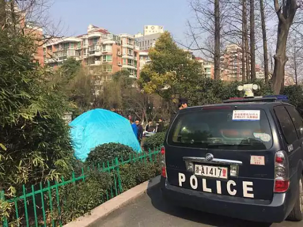 杭州闹市河中一具女尸被打捞 上身缠绕八根铁链 - 2