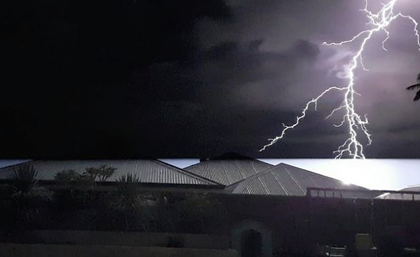 珀斯昨夜狂风暴雨打破降雨记录 绚丽闪电秀引网友狂拍照发推(组图) - 1