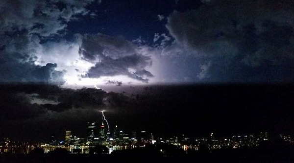 珀斯昨夜狂风暴雨打破降雨记录 绚丽闪电秀引网友狂拍照发推(组图) - 2