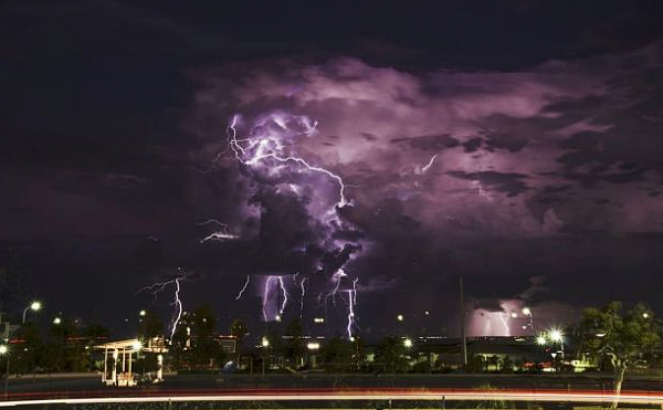 珀斯昨夜狂风暴雨打破降雨记录 绚丽闪电秀引网友狂拍照发推(组图) - 7