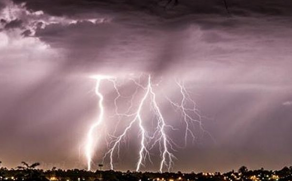 珀斯昨夜狂风暴雨打破降雨记录 绚丽闪电秀引网友狂拍照发推(组图) - 6