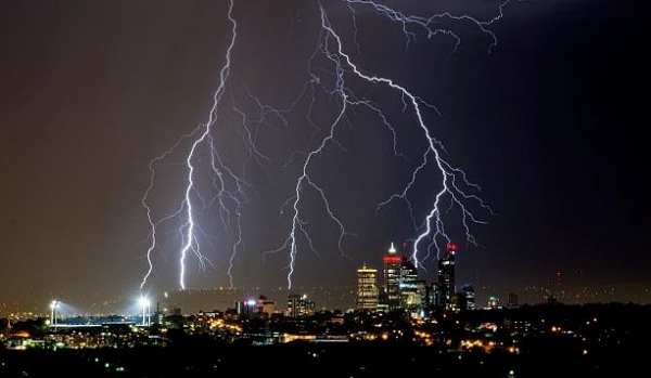 珀斯昨夜狂风暴雨打破降雨记录 绚丽闪电秀引网友狂拍照发推(组图) - 8