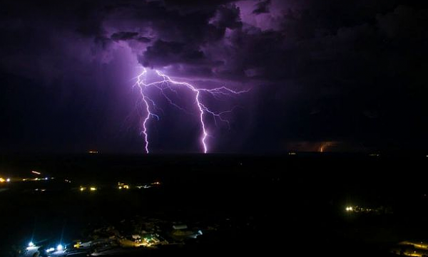 珀斯昨夜狂风暴雨打破降雨记录 绚丽闪电秀引网友狂拍照发推(组图) - 9