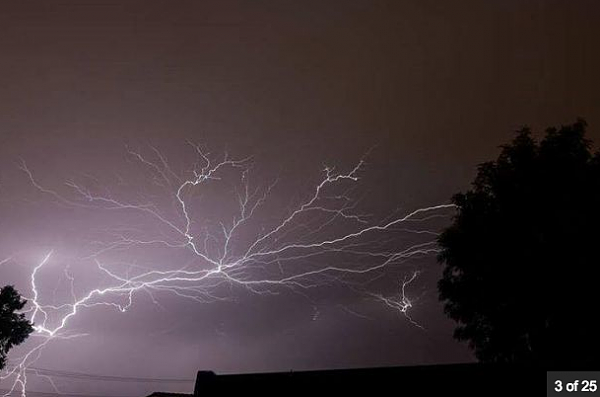 珀斯昨夜狂风暴雨打破降雨记录 绚丽闪电秀引网友狂拍照发推(组图) - 12