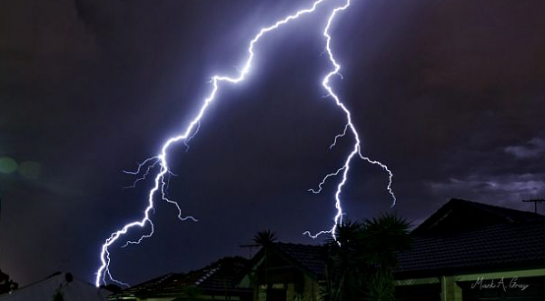 珀斯昨夜狂风暴雨打破降雨记录 绚丽闪电秀引网友狂拍照发推(组图) - 11