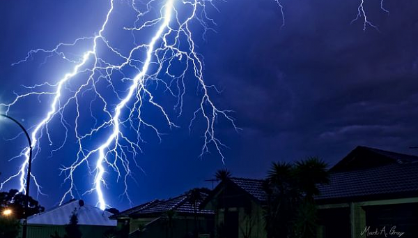 珀斯昨夜狂风暴雨打破降雨记录 绚丽闪电秀引网友狂拍照发推(组图) - 10